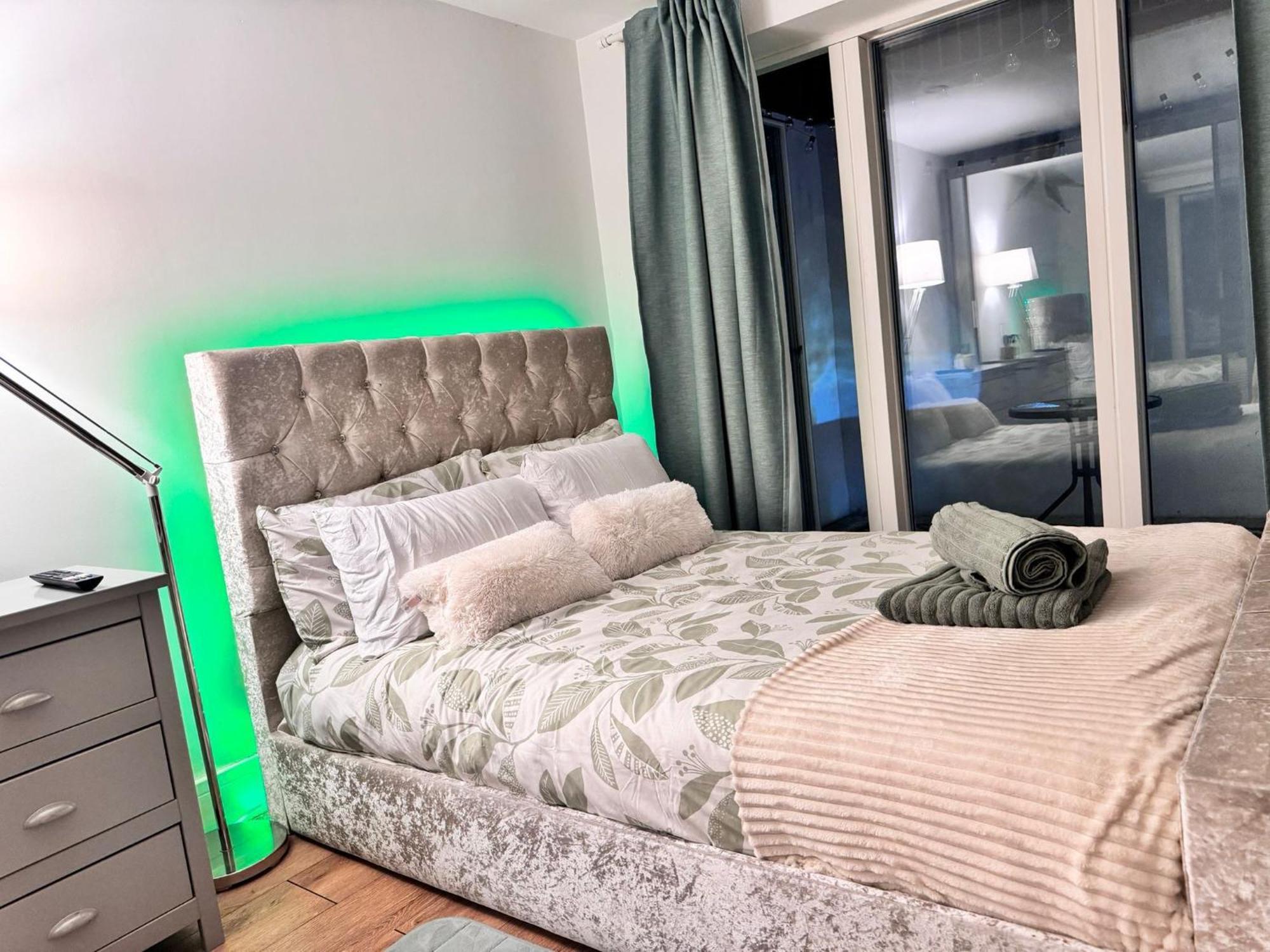 Tropical Room With Private Bathroom And Patio Лондон Экстерьер фото