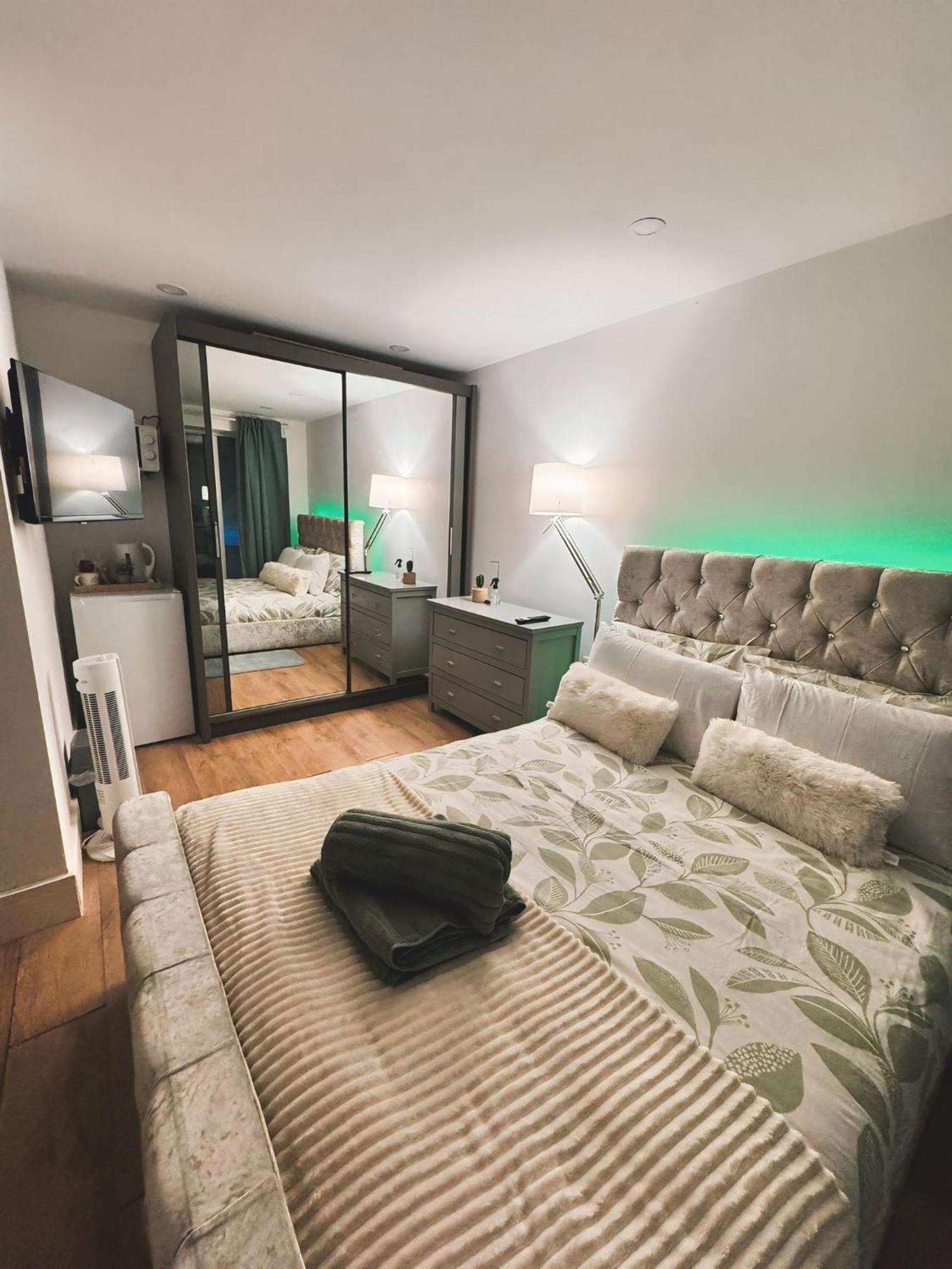 Tropical Room With Private Bathroom And Patio Лондон Экстерьер фото