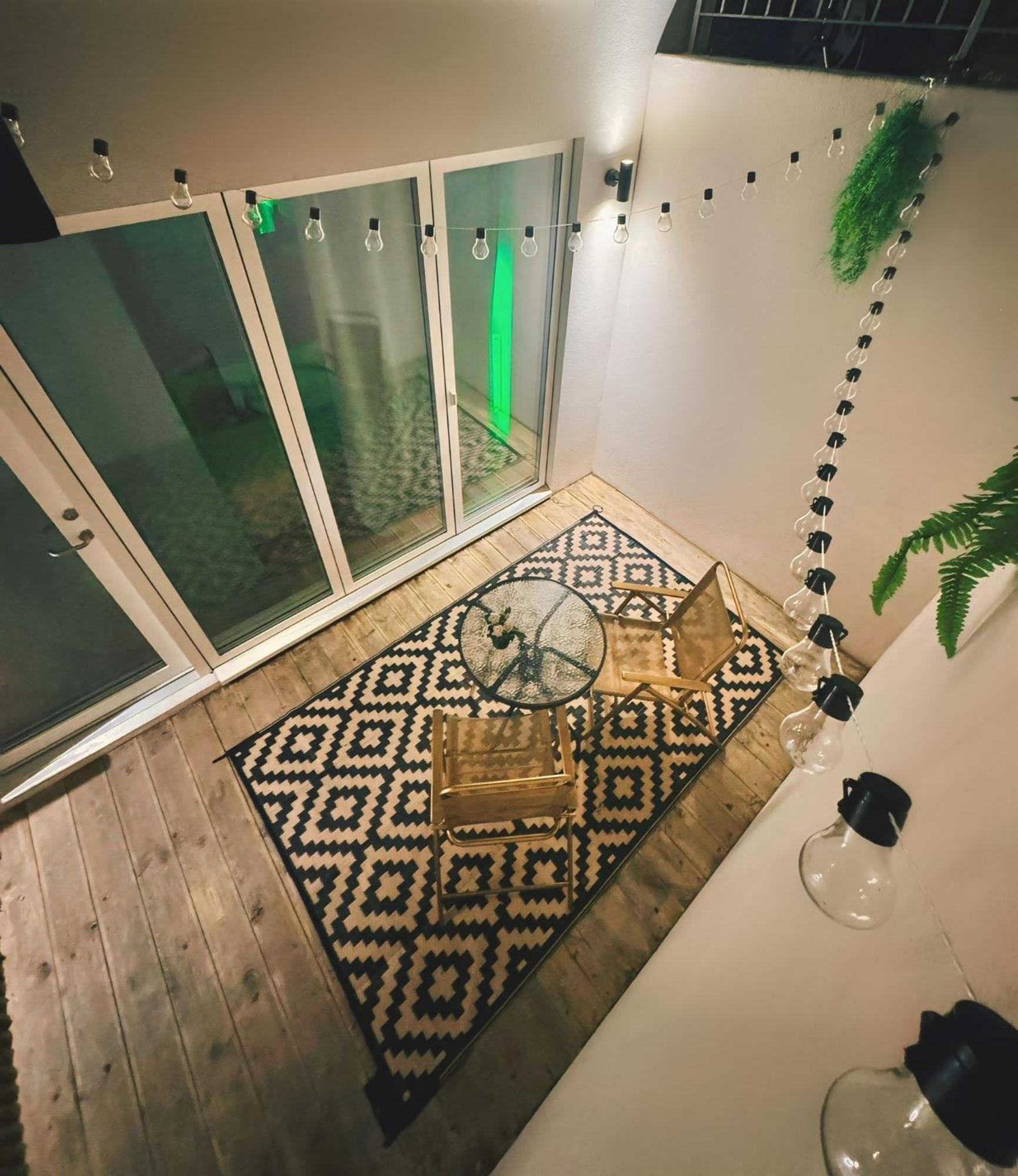 Tropical Room With Private Bathroom And Patio Лондон Экстерьер фото